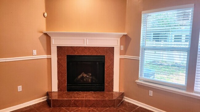Foto del edificio - Spacious 4-bedroom, 3-bath home in desirab...