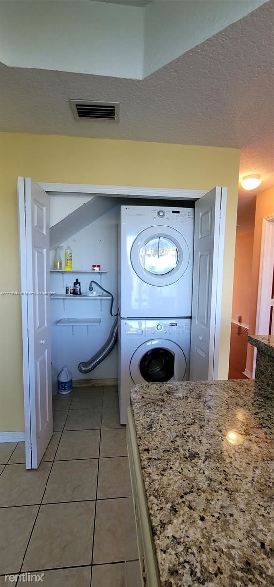 Foto del edificio - 2 br, 2.5 bath Townhome - 10587 SW 6th St ...