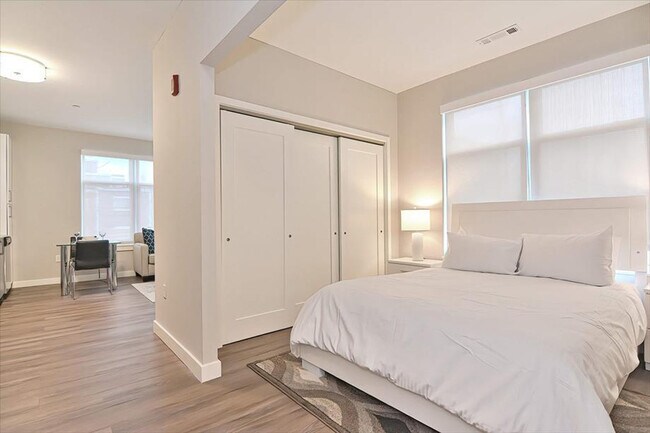 Building Photo - 40 E Pier Dr