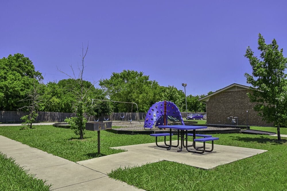 Building Photo - 200 Daniels Dr