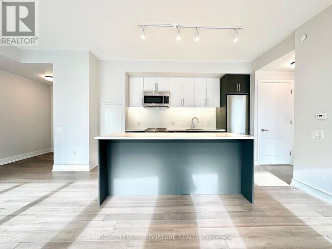 Building Photo - 2525 Bathurst St