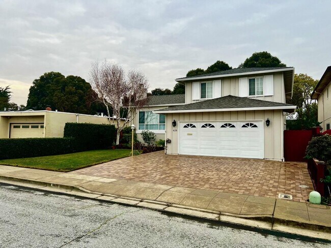 Building Photo - 628 Pilgrim Dr