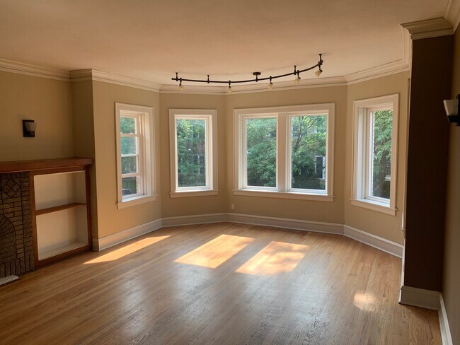 Foto del edificio - 1421 N Leclaire Ave