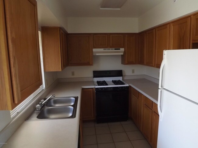 Building Photo - 4440 N Viewpoint Dr