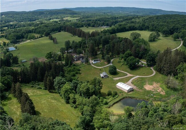 Building Photo - 420 Quaker Hill Rd