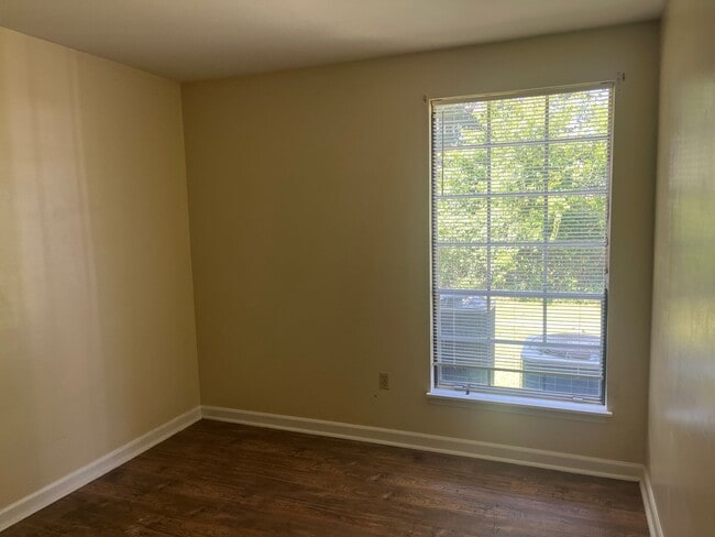 Building Photo - 2 Bed, 1 Bath Condo