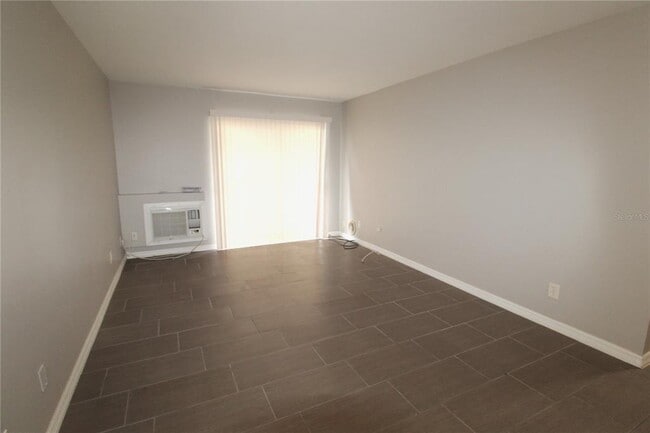 Foto del edificio - 3001 Bee Ridge Rd