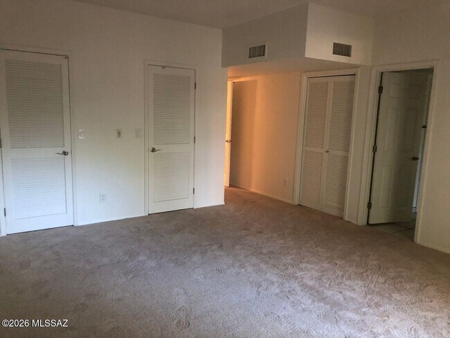 Building Photo - 2530 E Forgeus Pl