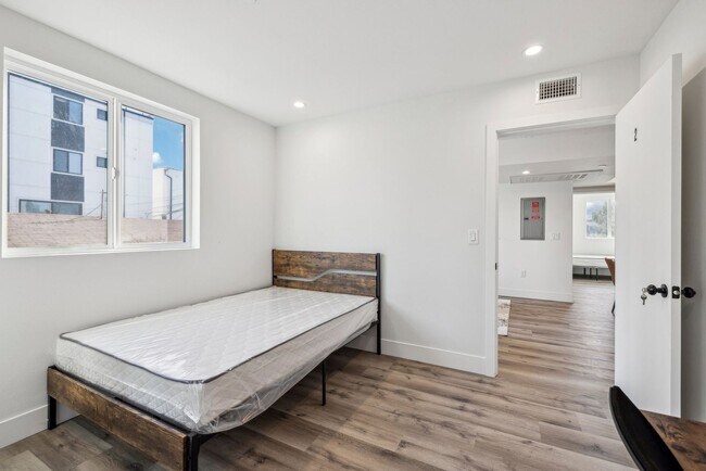 Photo - 3437 S Catalina St Apartment