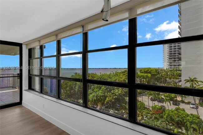 Foto del edificio - 1440 Brickell Bay Dr