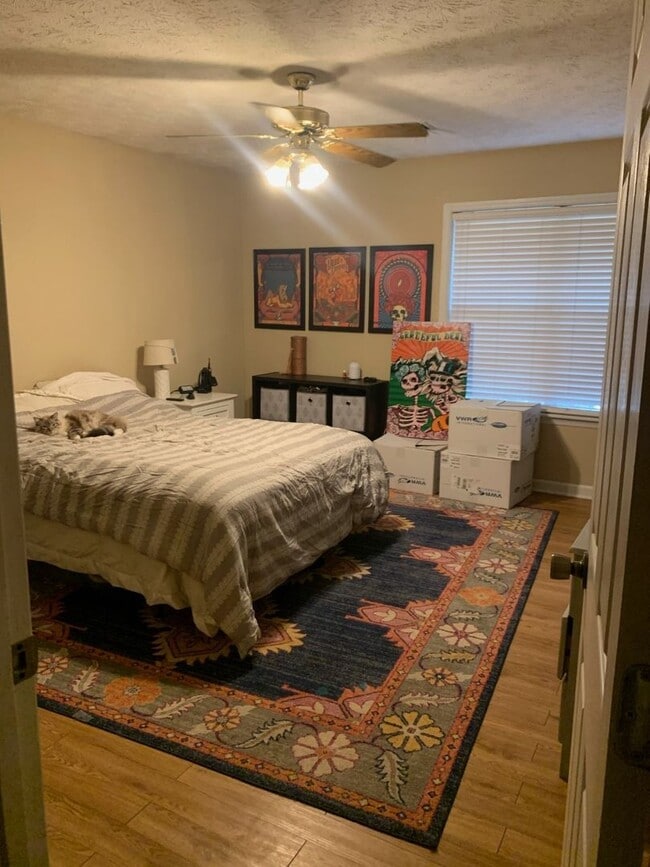 Building Photo - Gorgeous Duplex Available March!