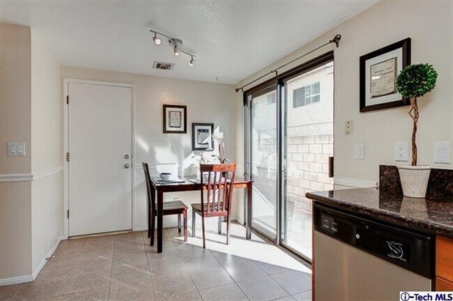 Foto del edificio - 205 Violet Ave