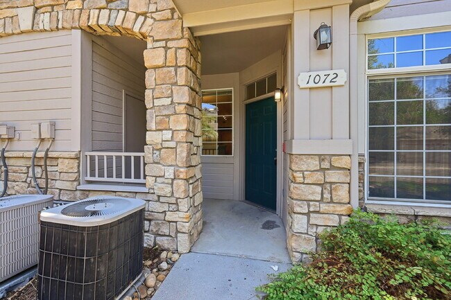 Foto del edificio - $1,745.95 - Ground-Level 1 Bed + Flex Room | 1.5 Bath Condo with Community Pool