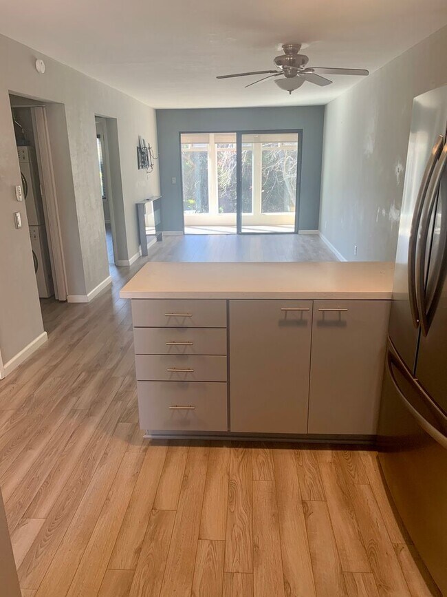 Foto del edificio - Remodeled, Upstairs 2BD / 1BA Condo Less Than 1/2 Mile From the Beach
