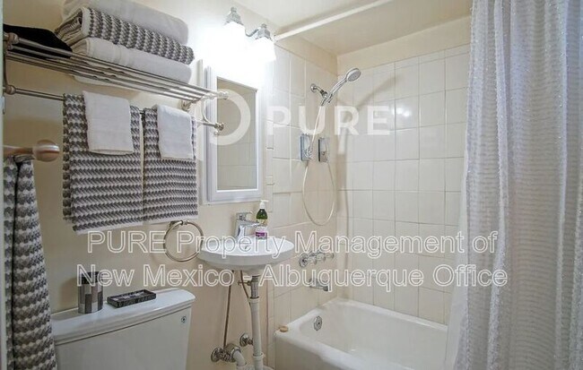 Foto del edificio - 404 Dartmouth Dr NE
