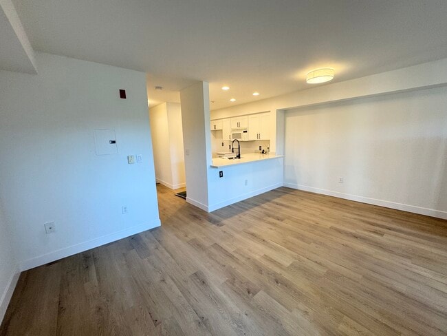 Building Photo - 2530 15th Ave W