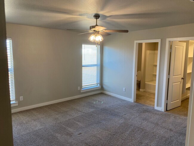 Foto del edificio - Beautiful Custom Brick Home 3 bed/ 2 bath/ 2 car garage Open Concept with spacious backyard locat...