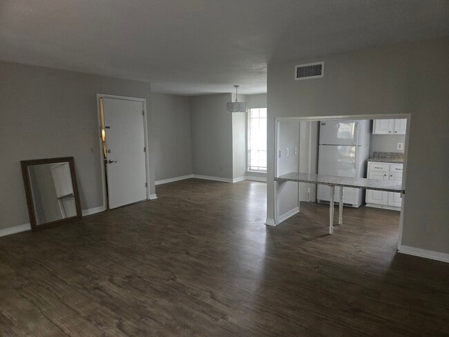Building Photo - 3600 Chateau Dr