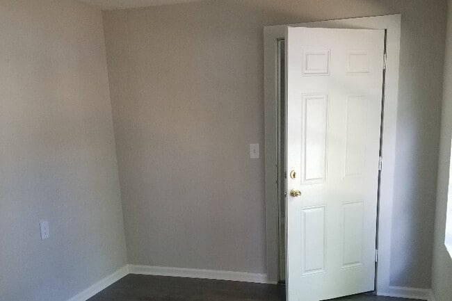 Bedroom - 1523 w hiawatha st