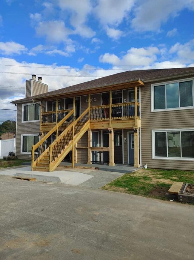 4 Units available - 12102 Carriage Ct SE
