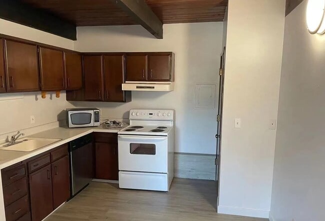 Kitchen - 940 N 103rd St