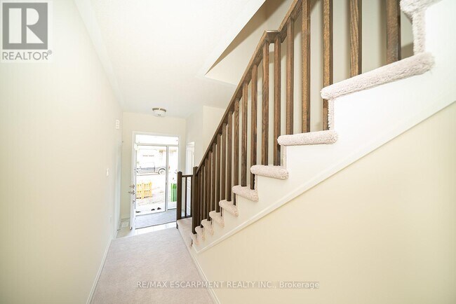 Photo du bâtiment - 20 Dennis Ave