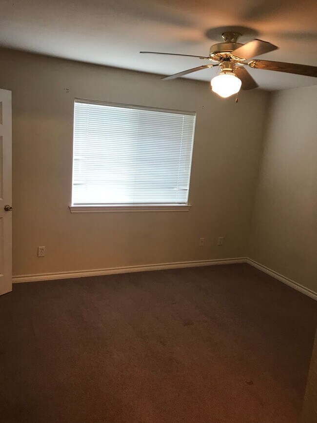 Foto del edificio - Spacious Duplex Available In Steeplechase ...