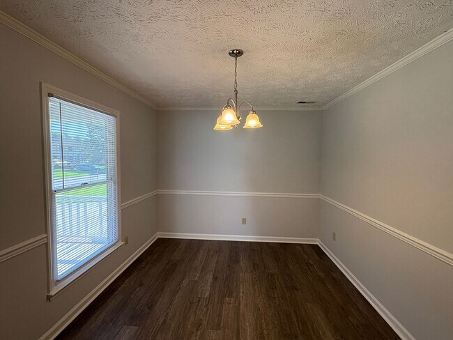 Building Photo - Charming 3 Bed 2.5 Bath Home with Large Ba...
