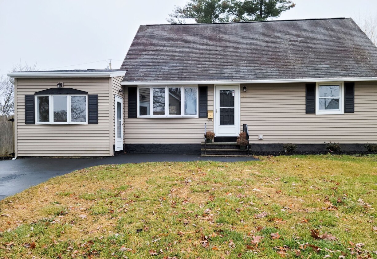 Foto principal - 4 Bedrooms, 1 Bath Cape Cod in Loudonville