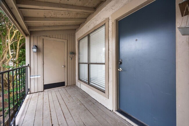Foto del edificio - 5711 Sugar Hill Dr