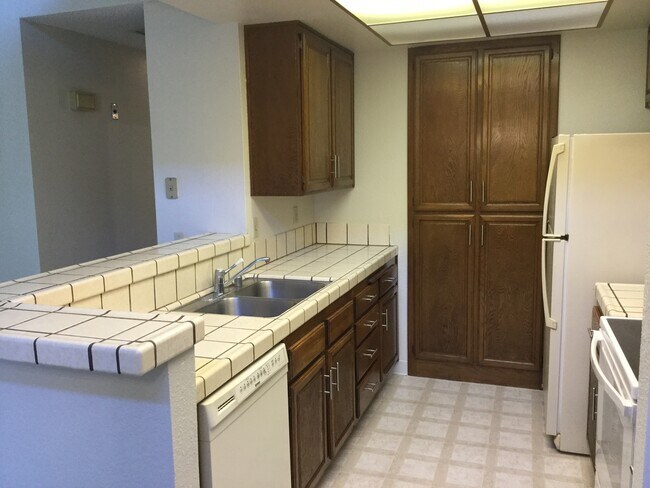 Building Photo - AVAILABLE NOW 2 bedroom 2 bath condo in Ne...