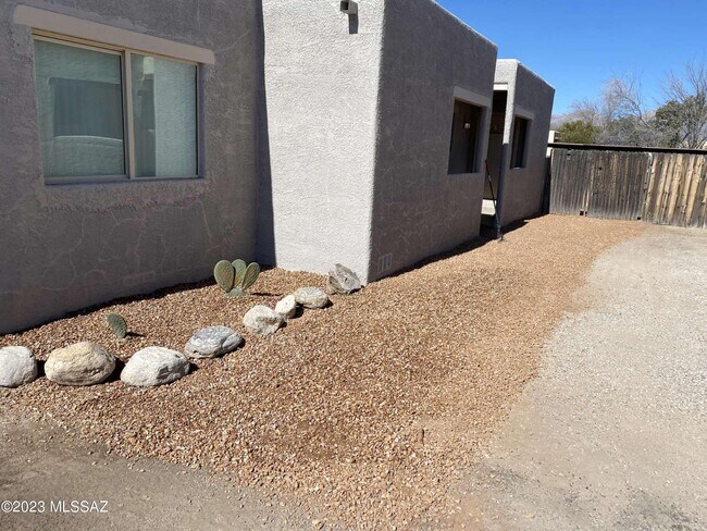 Building Photo - 3325 E Blacklidge Dr