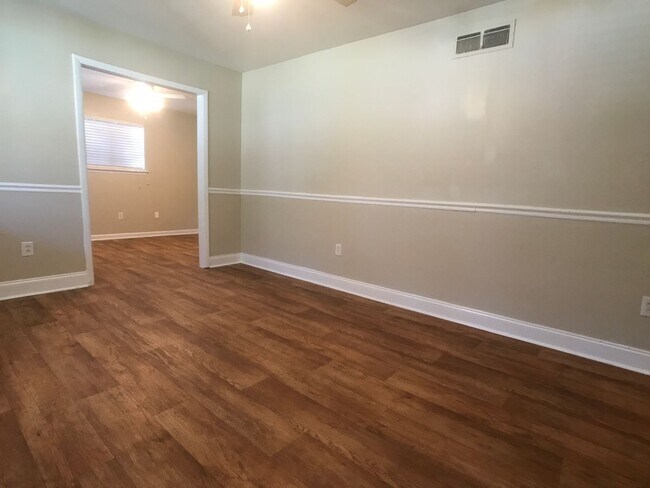 Foto del edificio - Three Bedroom Ranch off White Bluff