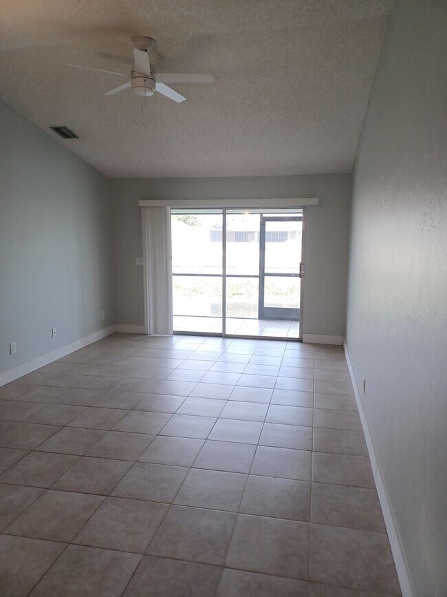 Foto del edificio - Community Pool / All Tiled Unit with a screened in lanai / Water Included & 1 mnth FREE