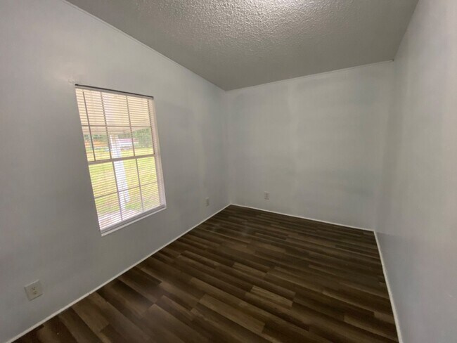 Foto del edificio - 3 Bedroom home on 1 Acre in Jennings