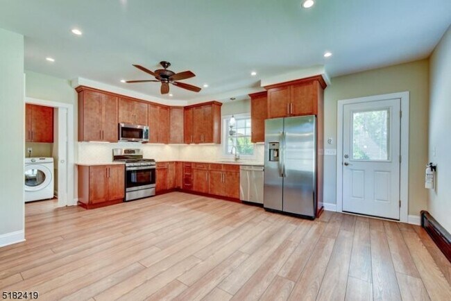 Building Photo - 118 Bartine St