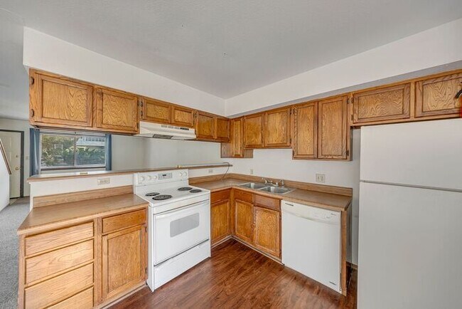 Foto del edificio - Corner Unit 2 Bedroom with Private Backyard & Master Bedroom Deck!