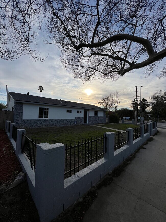 Foto del edificio - 16152 Rinaldi St