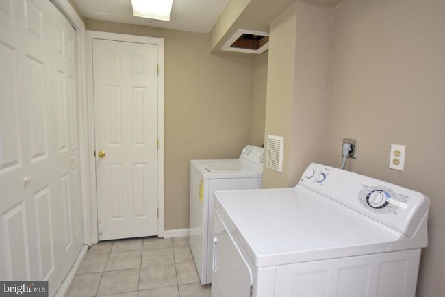 Foto del edificio - 8273 Vernon St