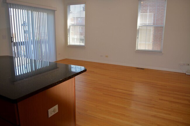 Foto del edificio - 220 River Front Dr
