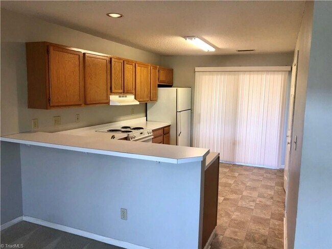 Building Photo - Coming soon ! 2 BED/ 1 BATH