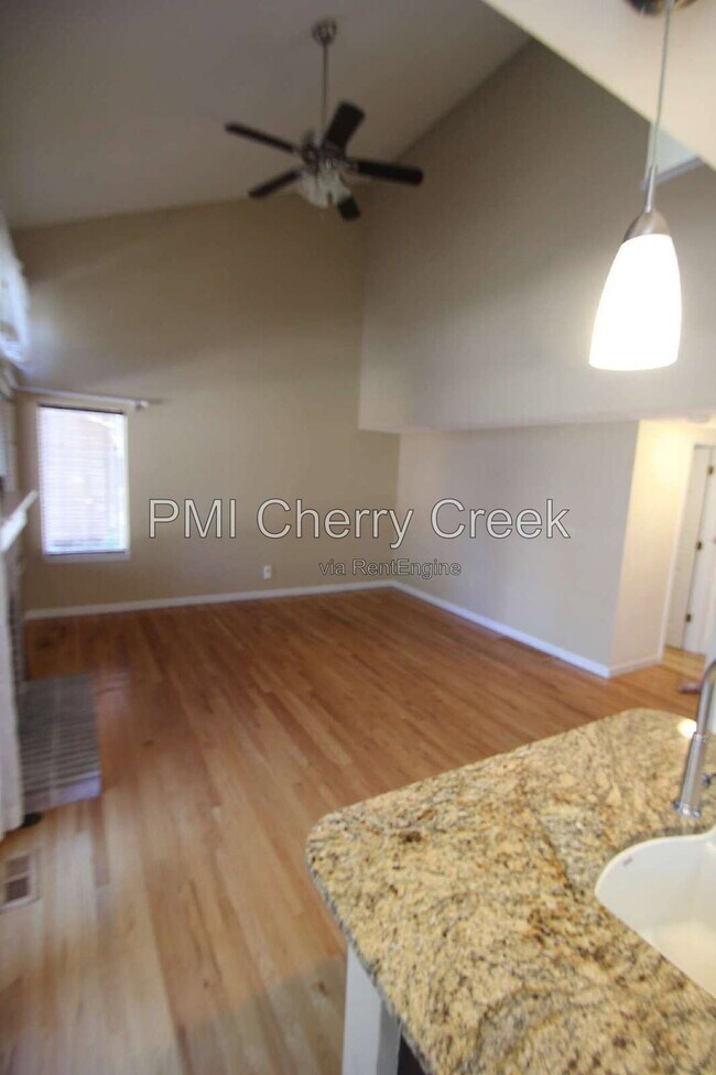 Foto del edificio - 9800 Foxhill Cir