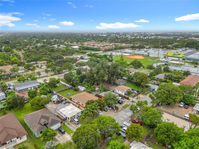 Foto del edificio - 530 NE 34th St