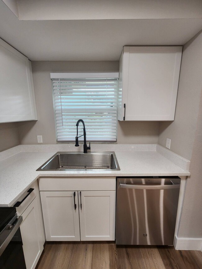 Foto del edificio - Beautiful Newly Renovated unit with 2 bedr...