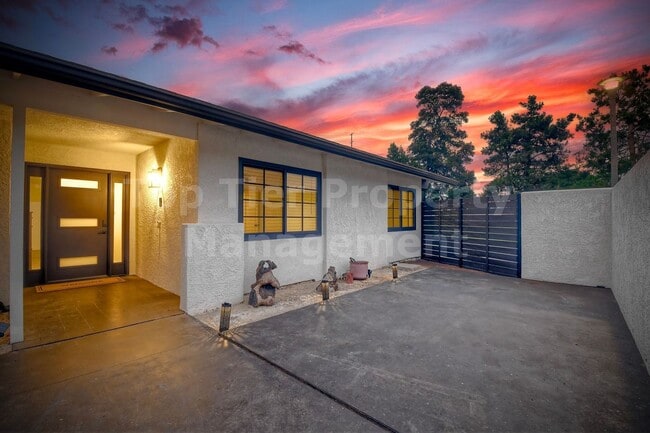 Building Photo - ***Completely Remodeled 4 bed, 2 bath Hous...