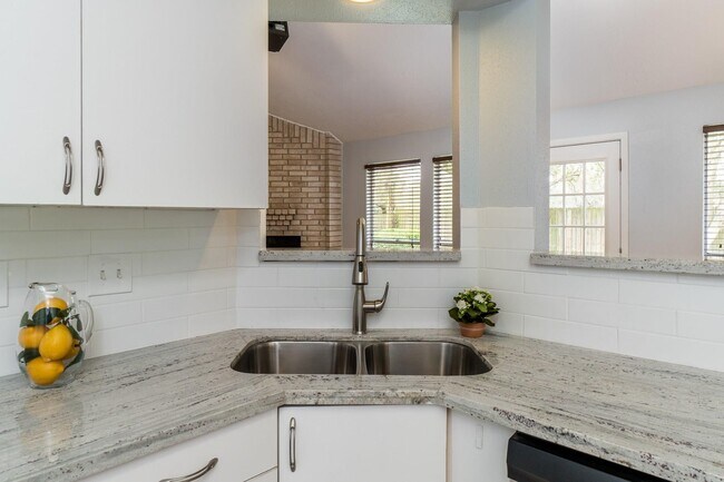 Foto del edificio - 15658 Pebble Lake Dr