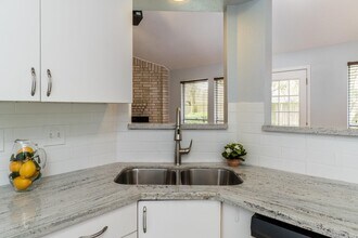 Building Photo - 15658 Pebble Lake Dr