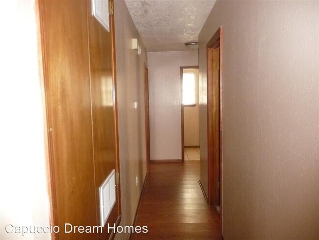 Building Photo - 3 br, 1.5 bath House - 6102 SW Summit Ave.