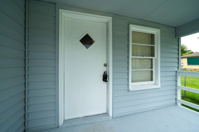 Building Photo - Renovated 2BR home- Move in Ready!