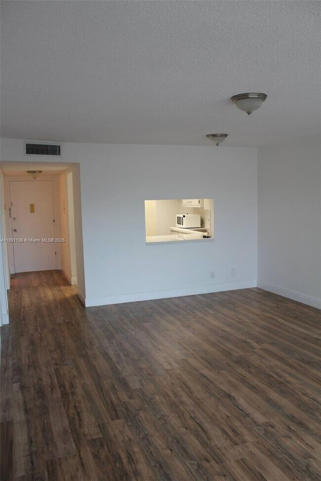 Foto del edificio - 1400 NE 169th St